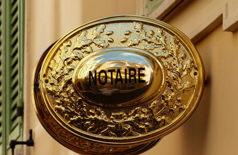 Ile kosztują usługi notarialne? Dlaczego warto skorzystać?