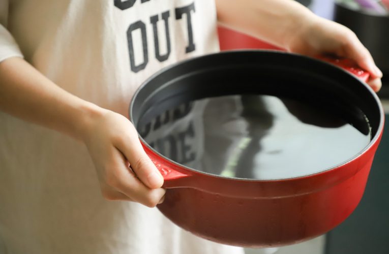 Jak wyczyścić przypalony garnek?